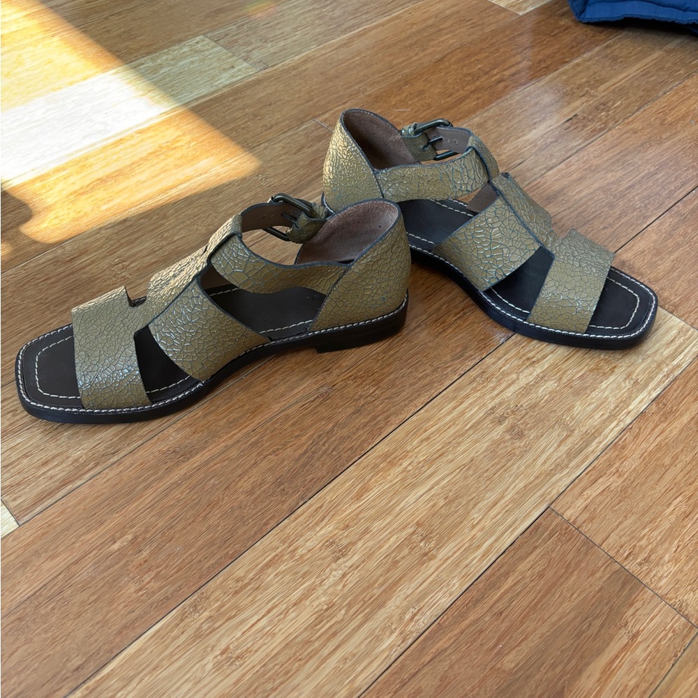 Trademark Sandals Tan Crinkle Patent Leather